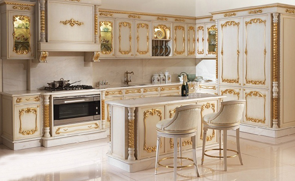 Tủ bếp được trang trí bằng họa tiết dát vàng