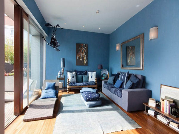 Tường phòng khách màu xanh dương
