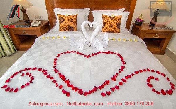 Trang trí giường cưới đẹp với hoa hồng