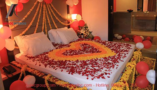 Trang trí giường cưới đẹp với hoa tươi