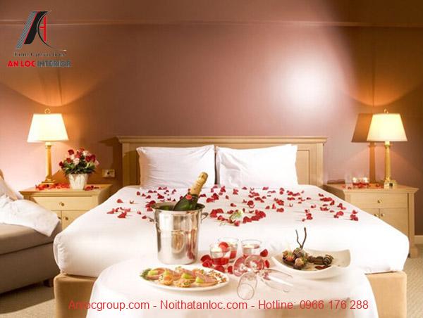 Mẫu 5 - Dải cánh hoa hồng trên giường cưới một cách có chủ đích