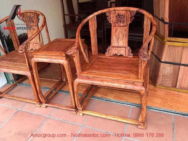 Bộ bàn ghế ngồi cây gỗ sưa với kiểu dáng nhã nhặn, lịch sự