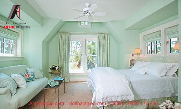 Sơn phòng ngủ màu xanh kết hợp với ô cửa lớn mang đến cảm giác ấn tượng