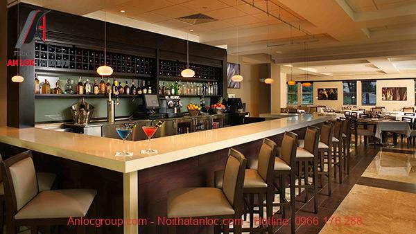 Quầy bar đẹp được bố trí trong khuôn viên khách sạn đáp ứng nhu cầu của khách hàng
