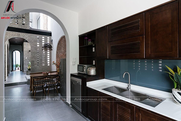 Tủ phòng bếp chọn màu nâu đen với thiết kế đơn giản mang tính hoài niệm