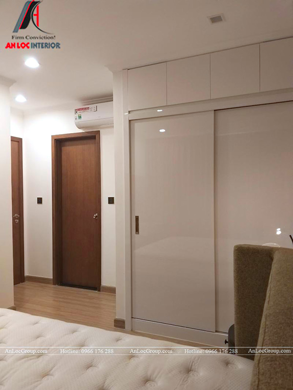 Thiết kế nội thất phòng ngủ với tủ âm tường gọn gàng, tiết kiệm diện tích sử dụng