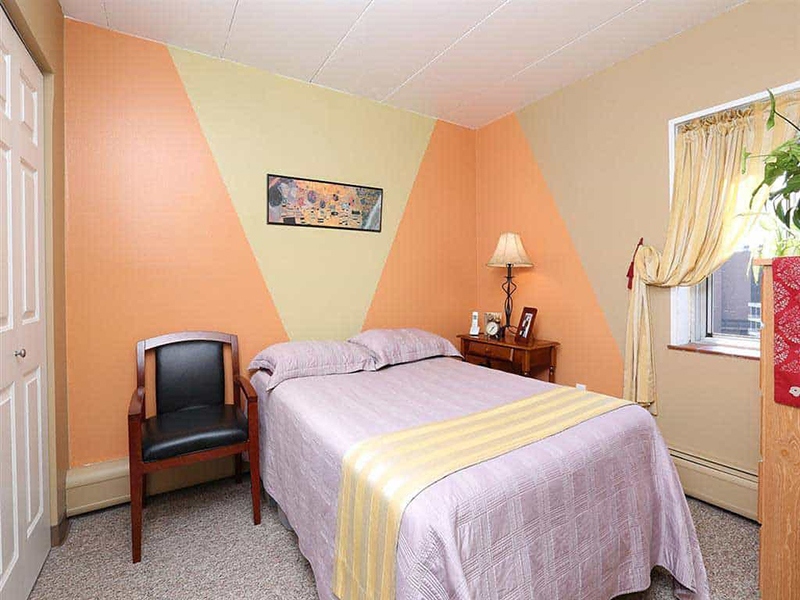 Mẫu 03: Phòng ngủ nhỏ với màu cam ấm cúng