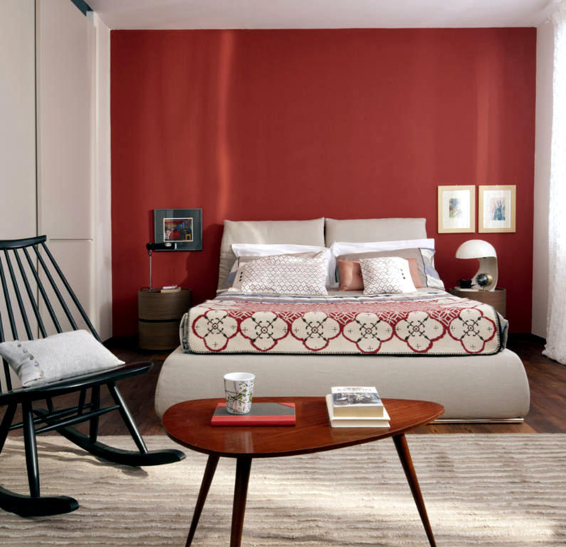 Mẫu 12: Bức tường sơn đỏ nổi bật trong không gian phòng ngủ màu trắng