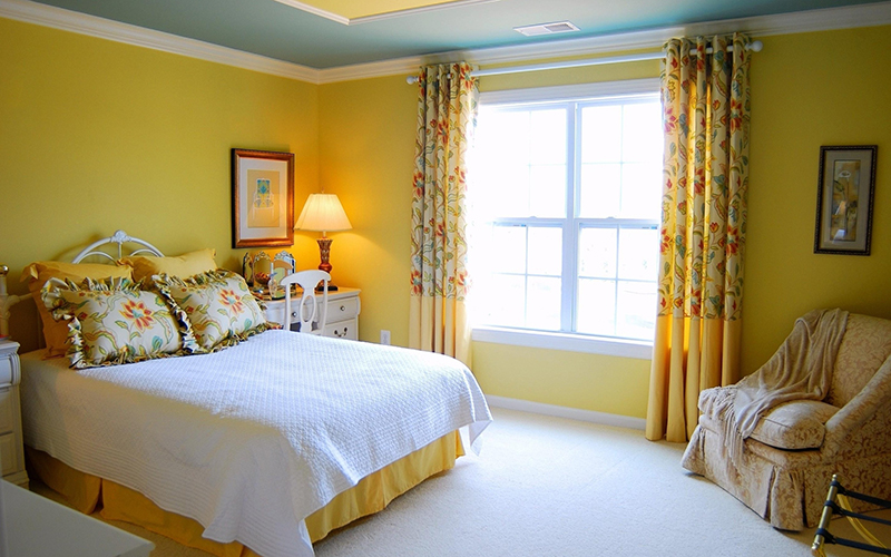 Mẫu 03: Phòng ngủ màu vàng trắng thiết kế cửa sổ lớn