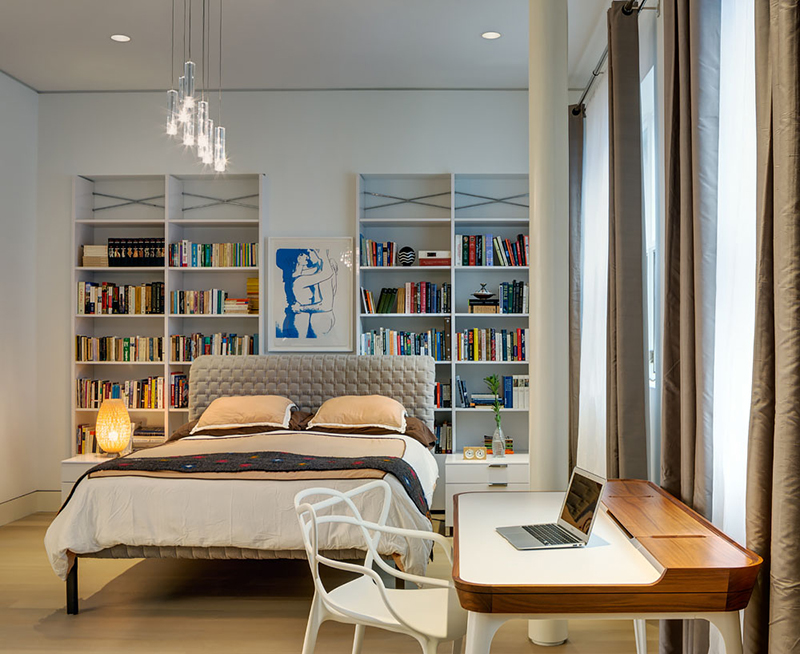 Thiết kế phòng ngủ tích hợp phòng làm việc với tủ kệ sách âm tường tối ưu diện tích