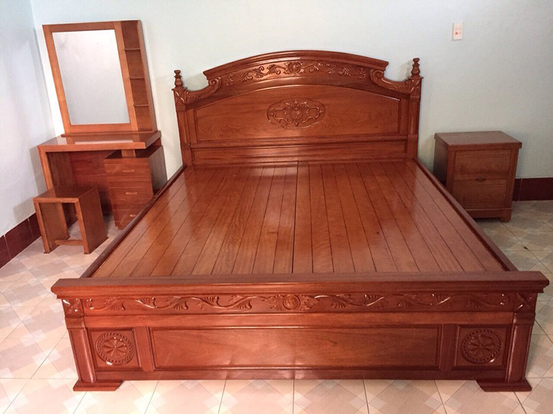 Giường gỗ gụ