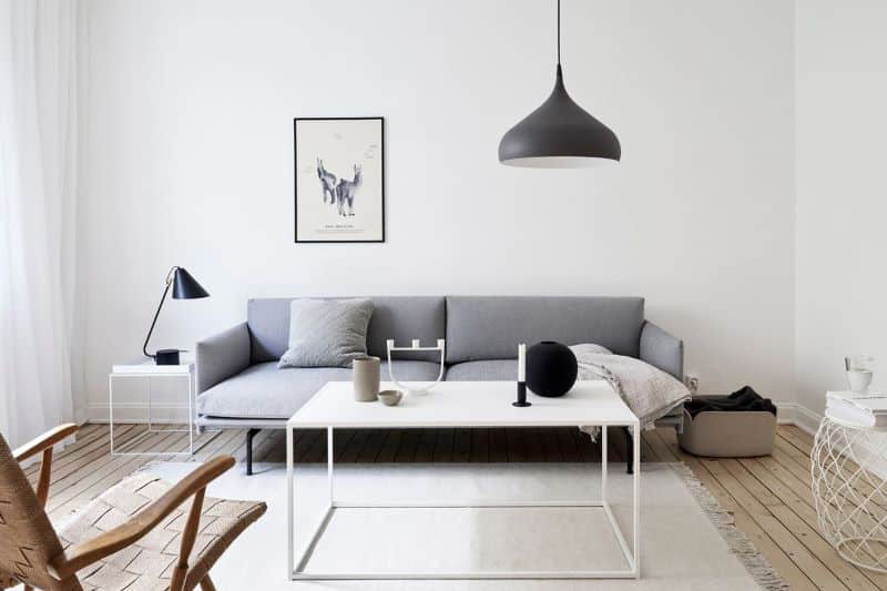 Thiết kế phòng khách nhỏ tối giản với tone màu trung tính sáng giúp không gian như rộng rãi hơn