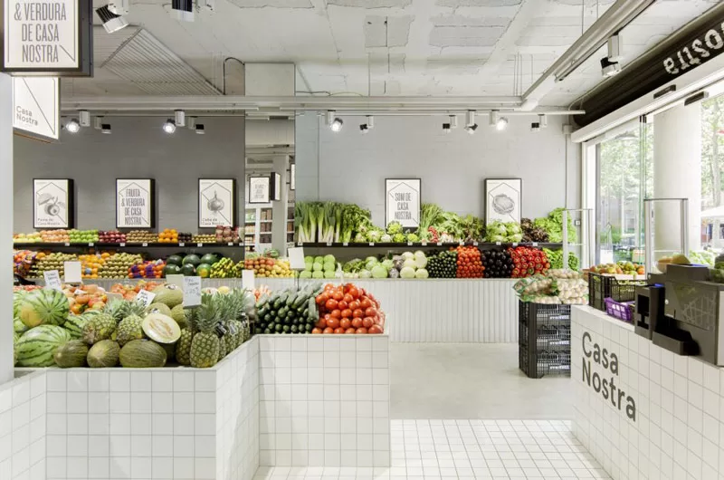 Mẫu 2: Thiết kế cửa hàng trái cây và rau củ quả lấy tông trắng làm chủ đạo, nổi bật nên màu tươi mát của hoa quả, rau xanh