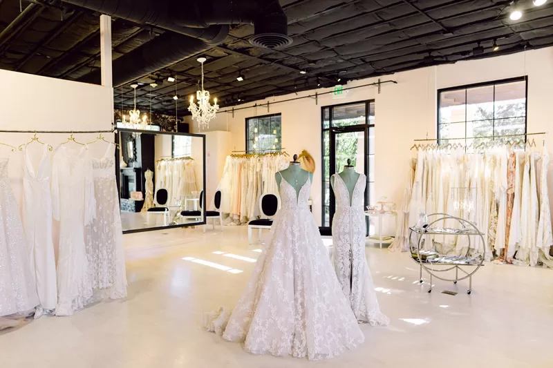 Khu vực trưng bày của showroom áo cưới có diện tích lớn 