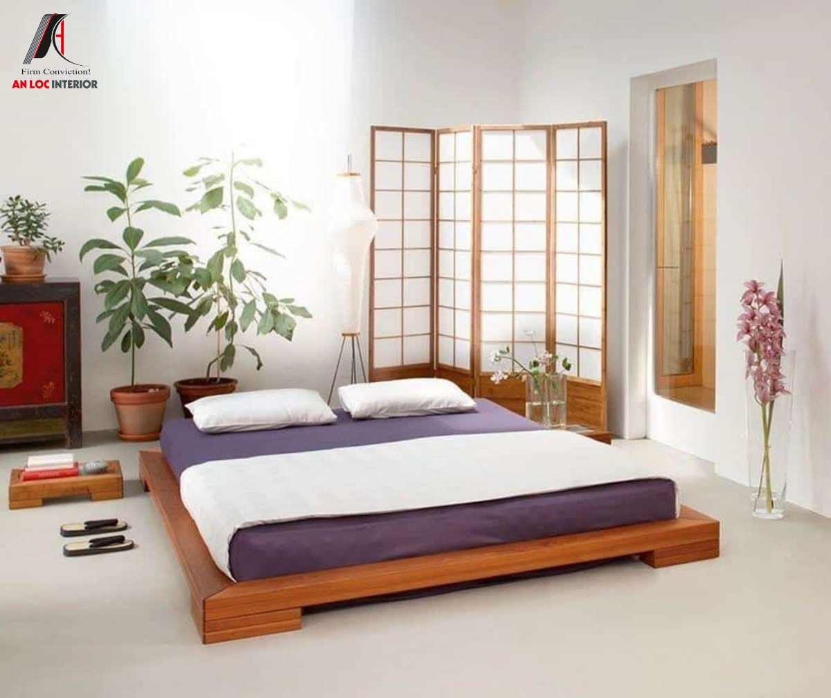 Không gian phòng ngủ giường bệt kiểu Nhật được bố trí các chậu cây xanh tạo cảm giác thư thái