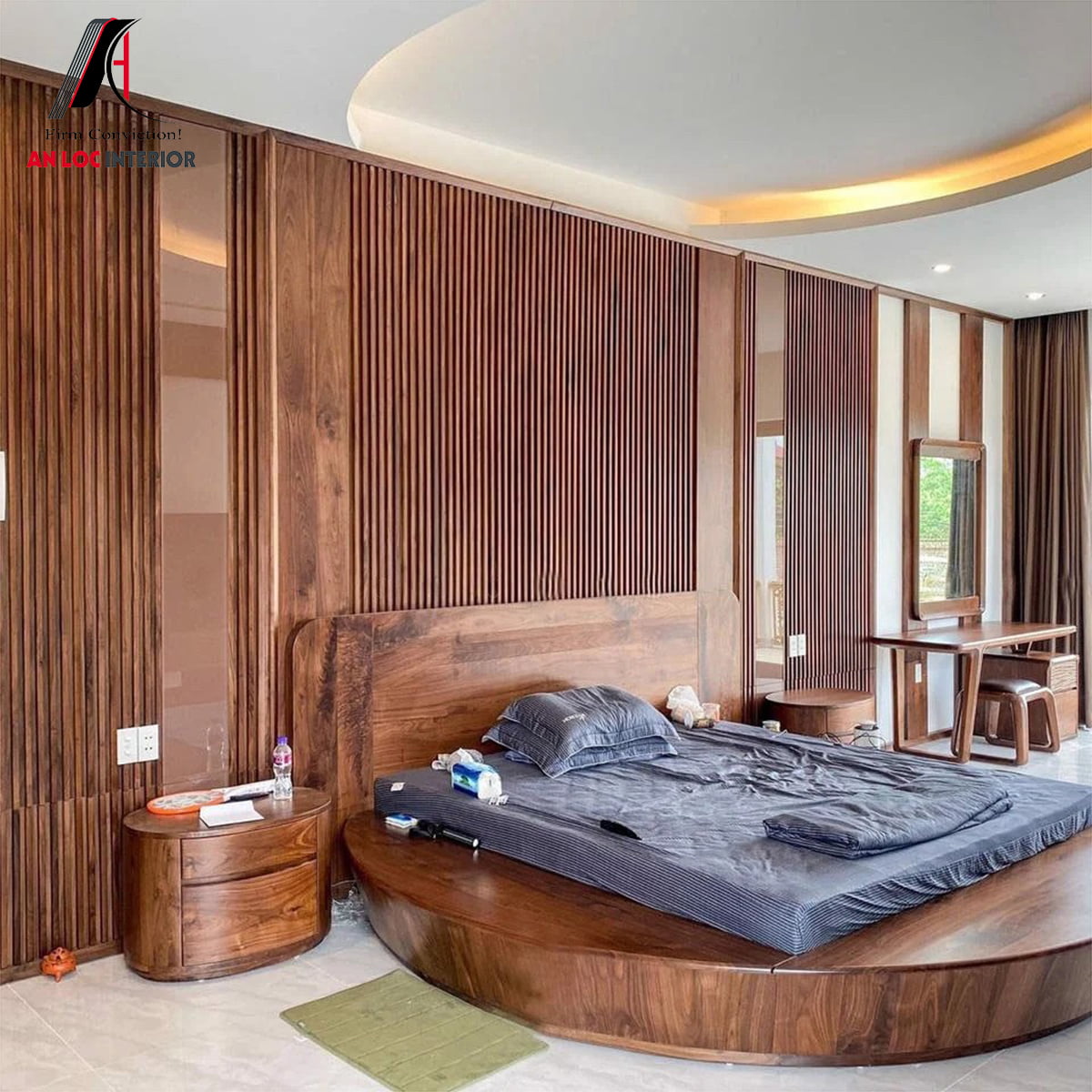 Mẫu 03: Giường gỗ hình tròn đồng bộ với chất liệu nội thất chính của căn phòng 