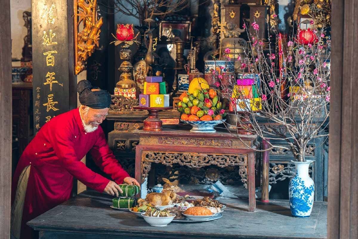 Trang trí bàn thờ gia tiên ngày Tết có ý nghĩa lớn về mặt tâm linh của người Việt a